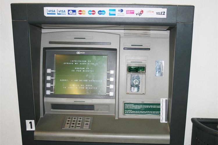 Slika /2019/bankomat skimming.JPG